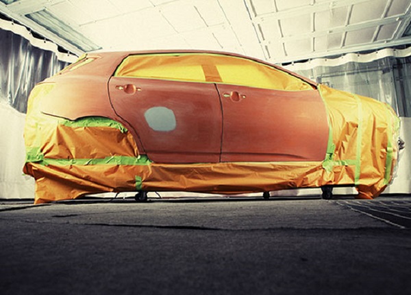 Un'automobile durante la fase di verniciatura in carrozzeria