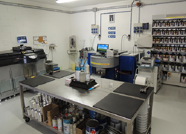 Il laboratorio di Cierre Color dove si preparano vernici destinate alla carrozzeria industriale