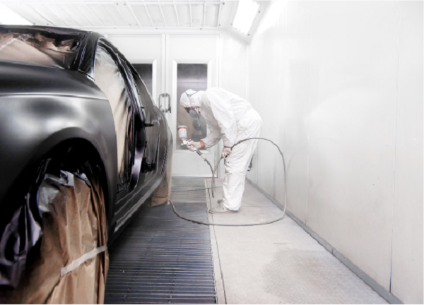 Una fase di verniciatura di un automobile in carrozzeria